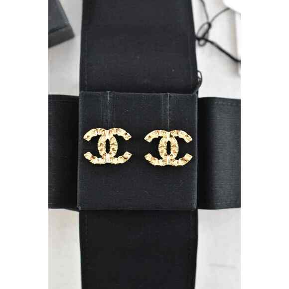 Chanel 21A Gold Interlocking CC Hammered Open Logo Drop Statement Stud Earrings - Picture 6 of 12